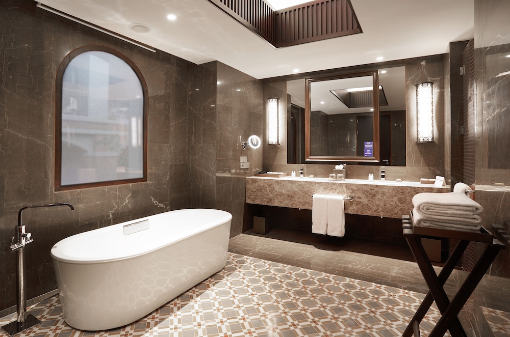 Hilton Goa Resort Candolim — Hotel rooms in Candolim, Goa