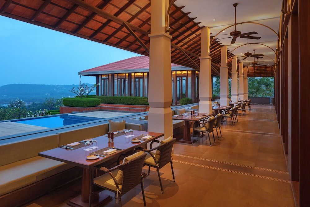 Hilton Goa Resort Candolim — Restaurant & bars in Candolim, Goa