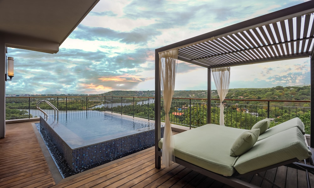 Hilton Goa Resort Candolim — Swimming pool in Candolim, Goa