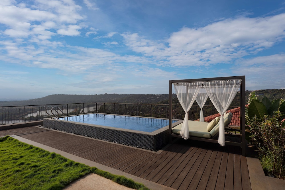 Hilton Goa Resort Candolim — Swimming pool in Candolim, Goa