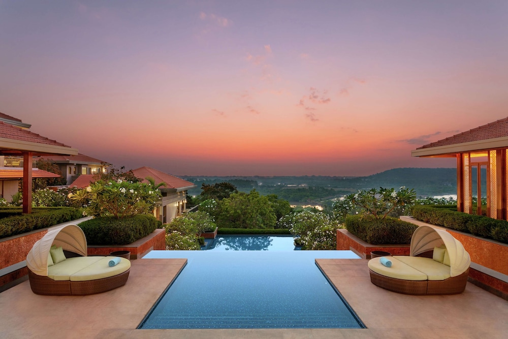 Hilton Goa Resort Candolim — Swimming pool in Candolim, Goa