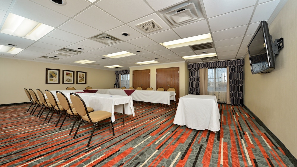 Holiday Inn Express Boston - Milford by IHG — Hotel building in Milford, Massachusetts