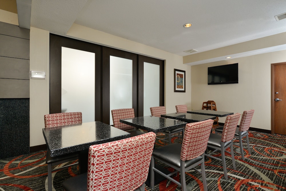 Holiday Inn Express Boston - Milford by IHG — Restaurant & bars in Milford, Massachusetts