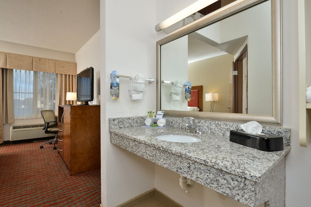 Holiday Inn Express Boston - Milford by IHG — Hotel rooms in Milford, Massachusetts