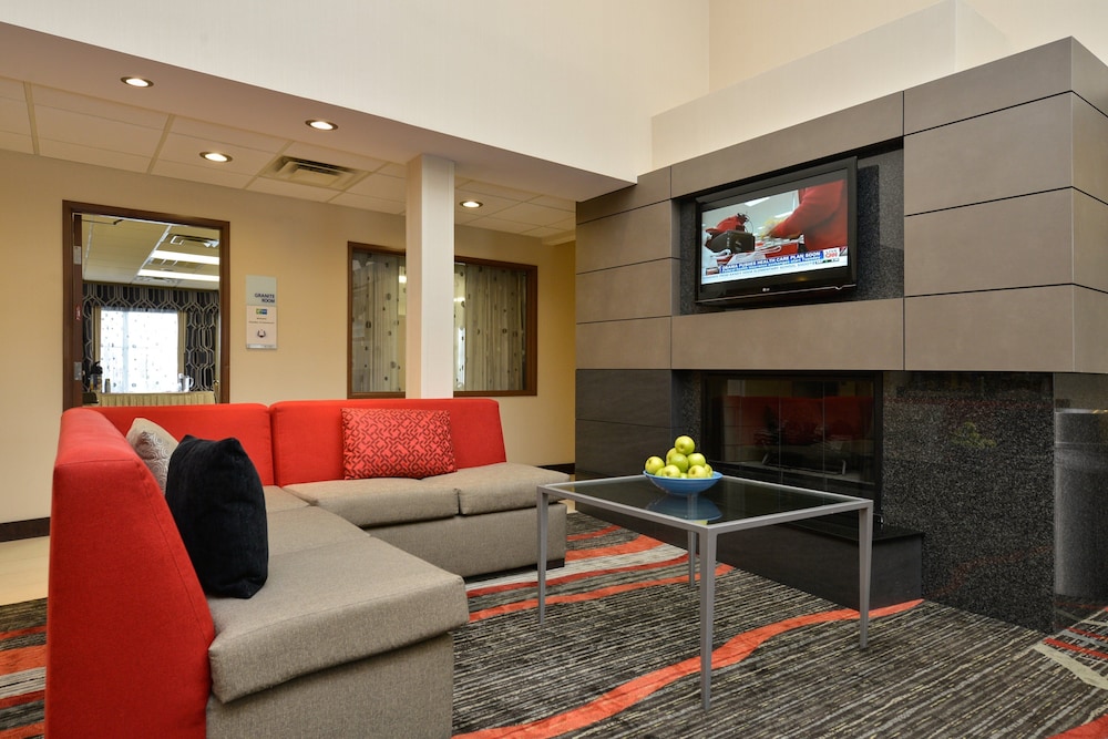 Holiday Inn Express Boston - Milford by IHG — Hotel building in Milford, Massachusetts
