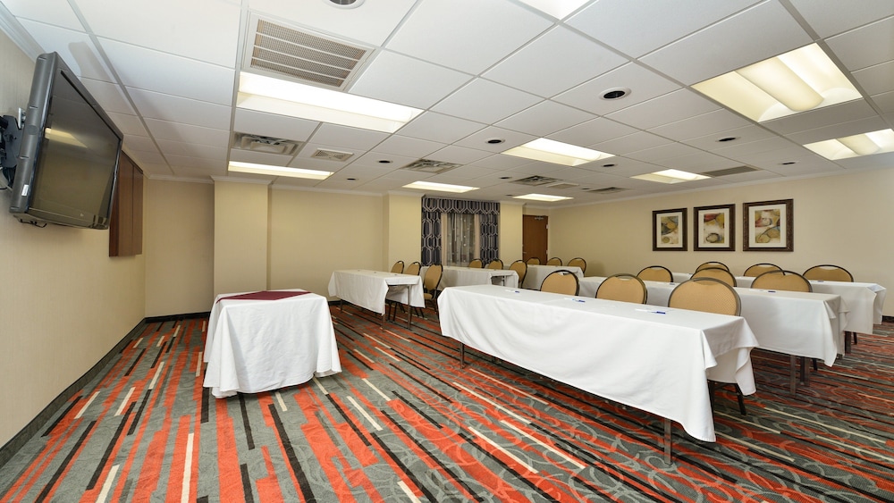 Holiday Inn Express Boston - Milford by IHG — Hotel building in Milford, Massachusetts