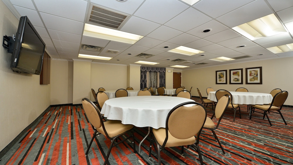 Holiday Inn Express Boston - Milford by IHG — Hotel building in Milford, Massachusetts