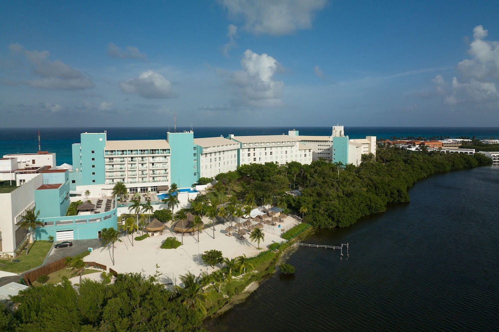 The Westin Cancun Resort & Spa — Hotel building in Cancun, Quintana Roo