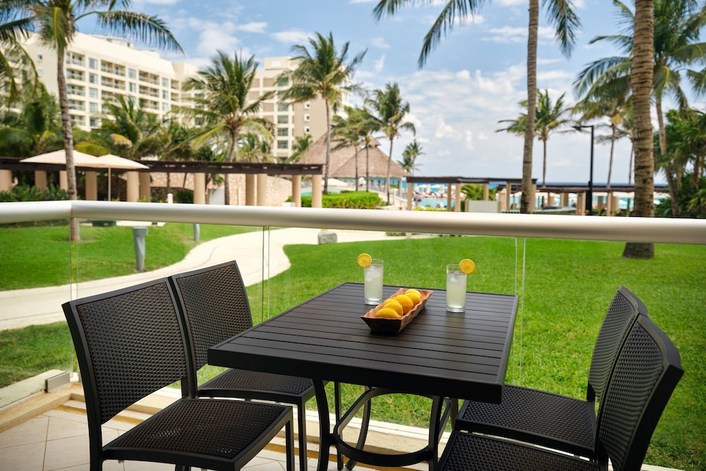 The Westin Lagunamar Ocean Resort Villas & Spa, Cancun — Hotel building in Cancun, Quintana Roo