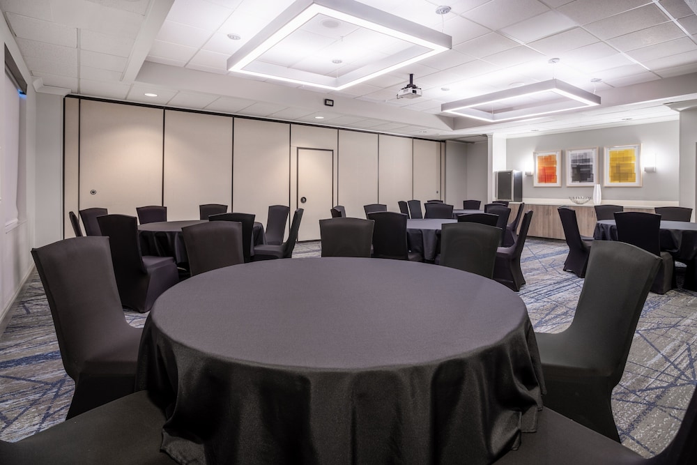 Holiday Inn Express Hotel & Suites New Tampa I-75 by IHG — Hotel building in Tampa, Florida
