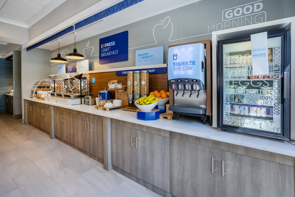 Holiday Inn Express Hotel & Suites New Tampa I-75 by IHG — Restaurant & bars in Tampa, Florida