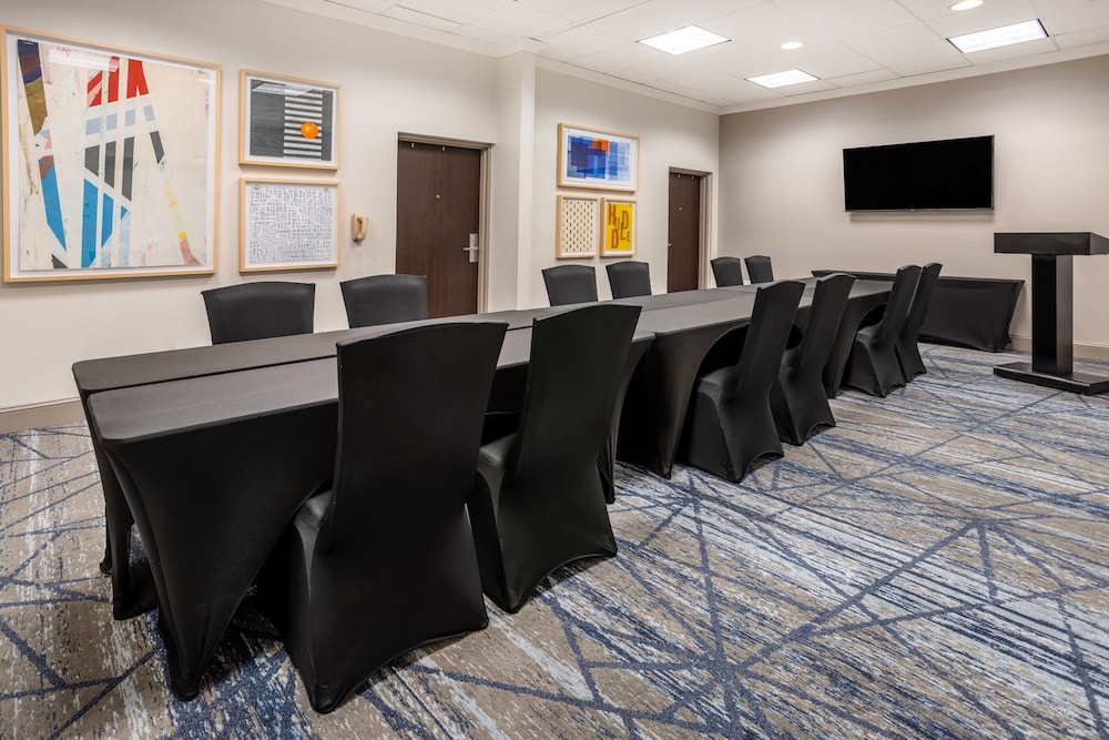 Holiday Inn Express Hotel & Suites New Tampa I-75 by IHG — Hotel building in Tampa, Florida