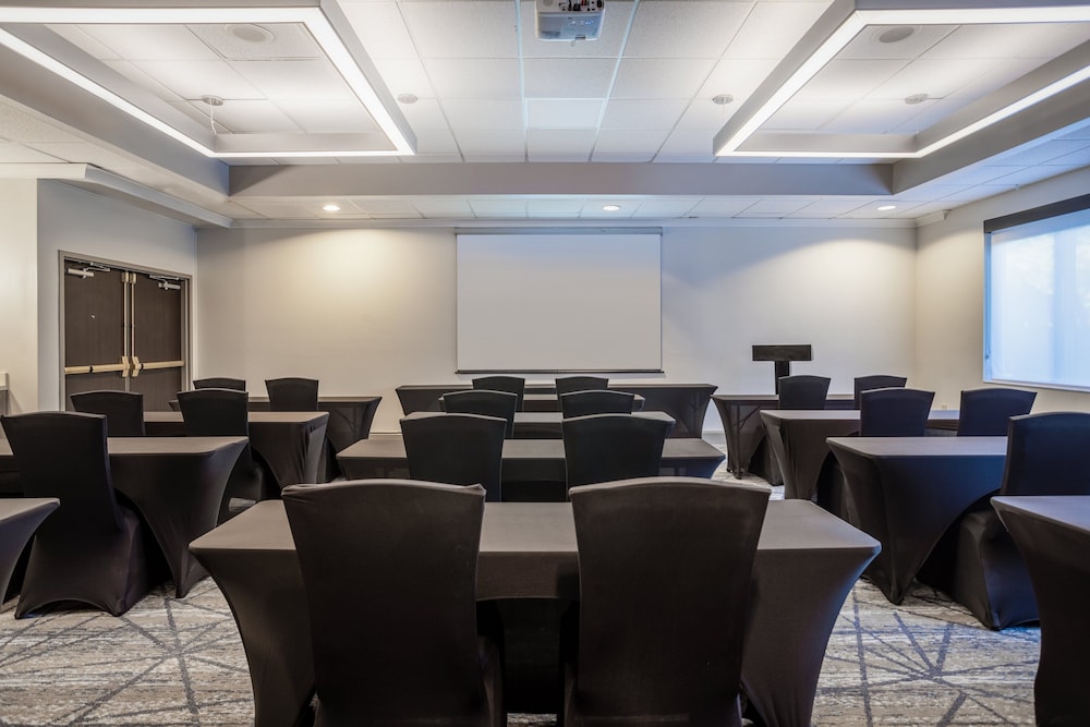 Holiday Inn Express Hotel & Suites New Tampa I-75 by IHG — Hotel building in Tampa, Florida