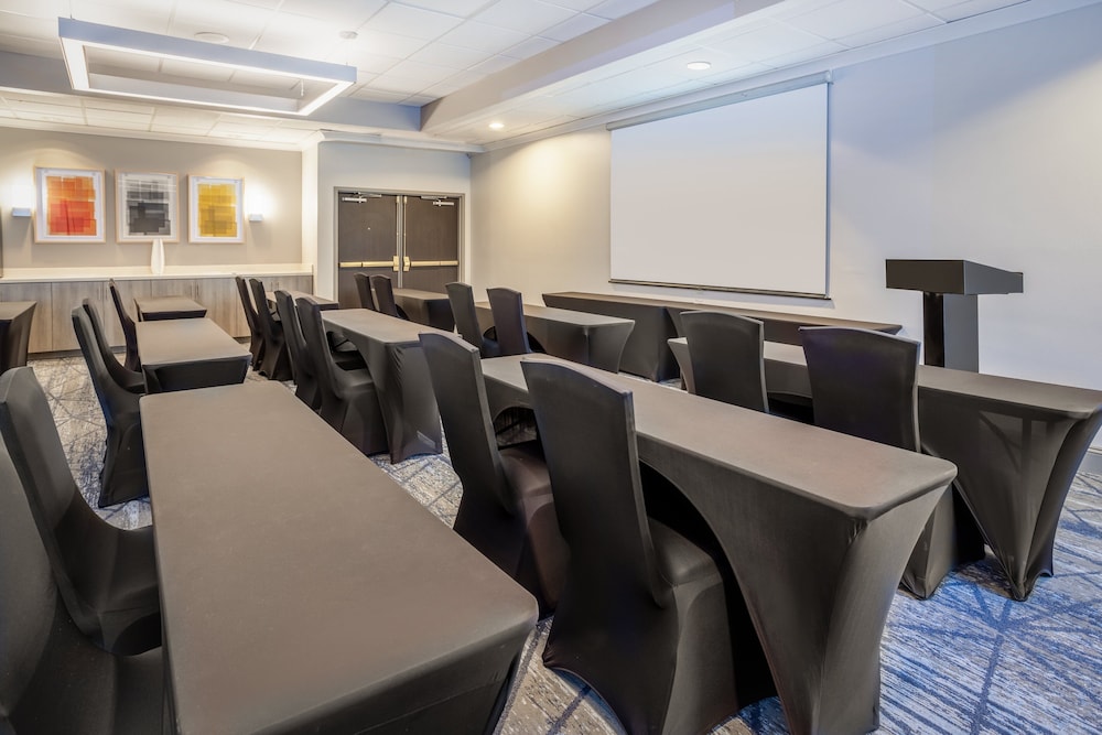 Holiday Inn Express Hotel & Suites New Tampa I-75 by IHG — Hotel building in Tampa, Florida