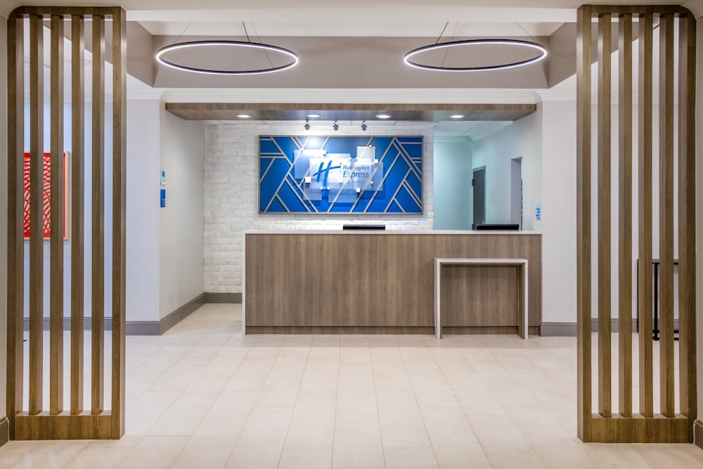 Holiday Inn Express Hotel & Suites New Tampa I-75 by IHG — Hotel building in Tampa, Florida