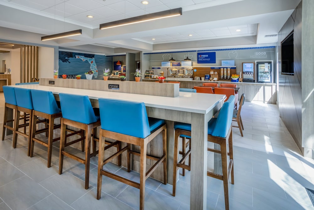 Holiday Inn Express Hotel & Suites New Tampa I-75 by IHG — Restaurant & bars in Tampa, Florida