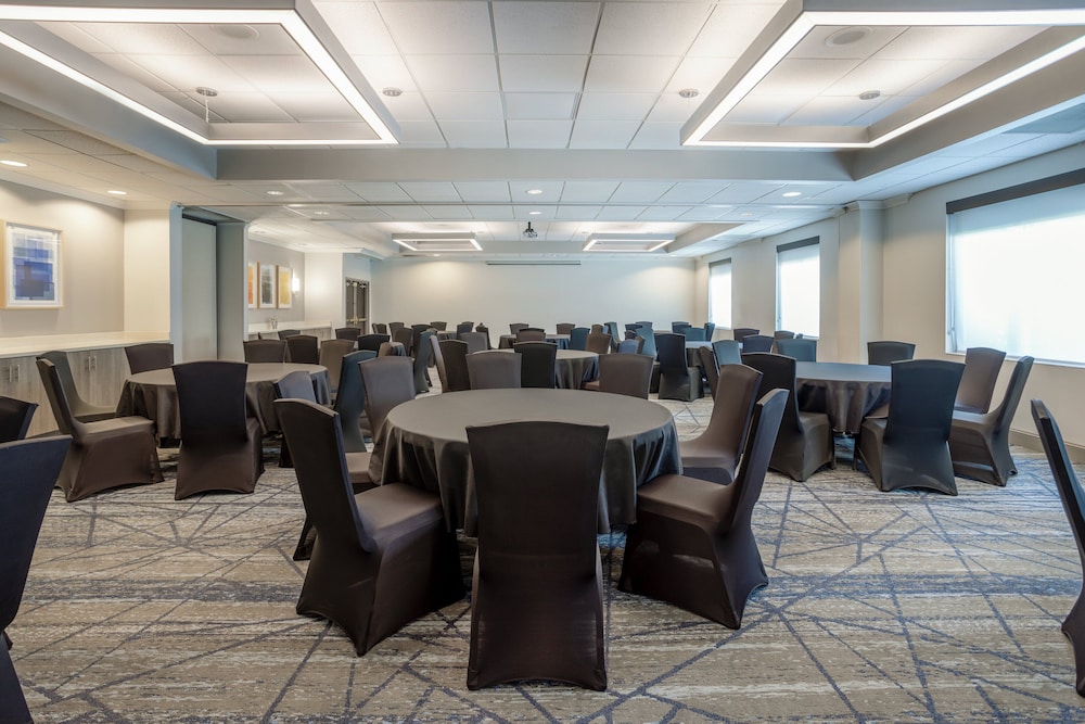 Holiday Inn Express Hotel & Suites New Tampa I-75 by IHG — Hotel building in Tampa, Florida