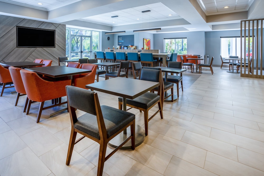 Holiday Inn Express Hotel & Suites New Tampa I-75 by IHG — Restaurant & bars in Tampa, Florida