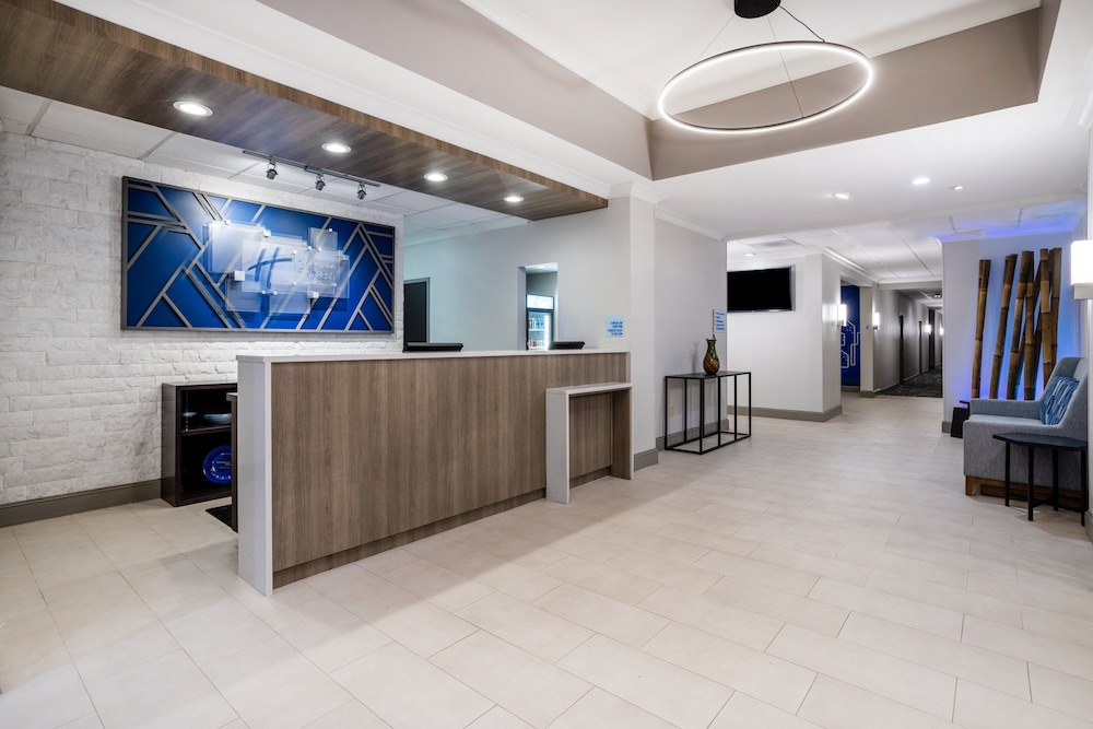 Holiday Inn Express Hotel & Suites New Tampa I-75 by IHG — Hotel building in Tampa, Florida