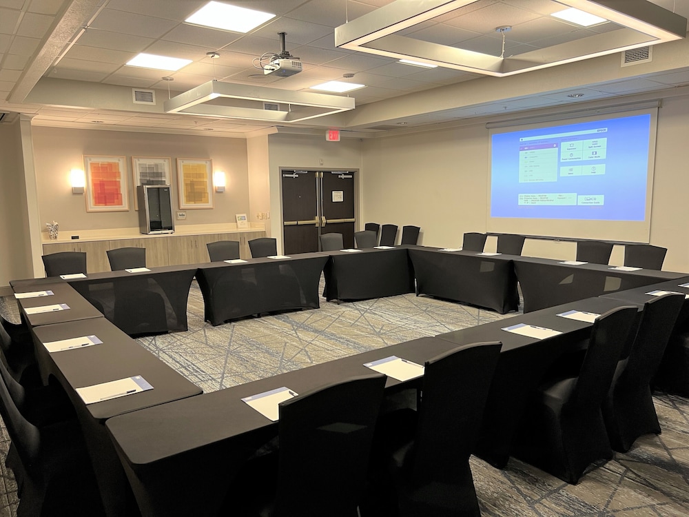 Holiday Inn Express Hotel & Suites New Tampa I-75 by IHG — Hotel building in Tampa, Florida