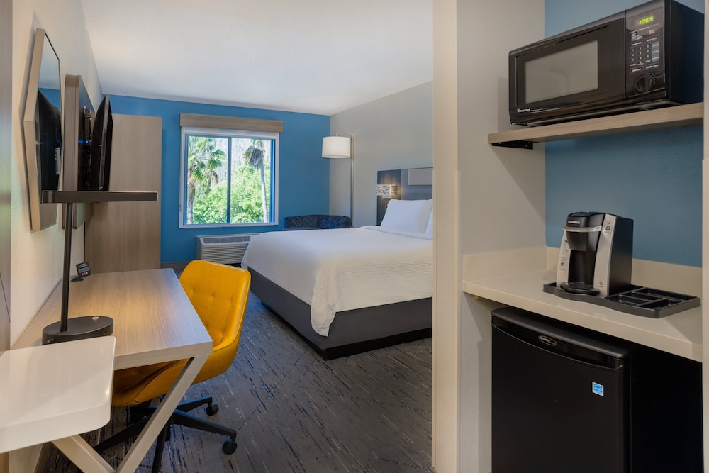 Holiday Inn Express Hotel & Suites New Tampa I-75 by IHG — Hotel rooms in Tampa, Florida