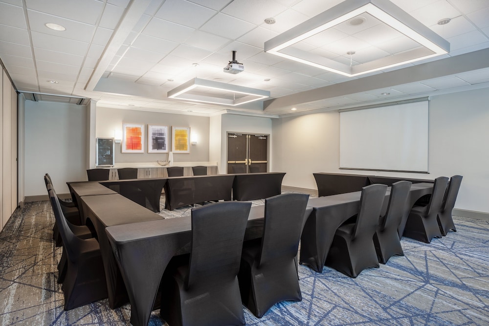 Holiday Inn Express Hotel & Suites New Tampa I-75 by IHG — Hotel building in Tampa, Florida