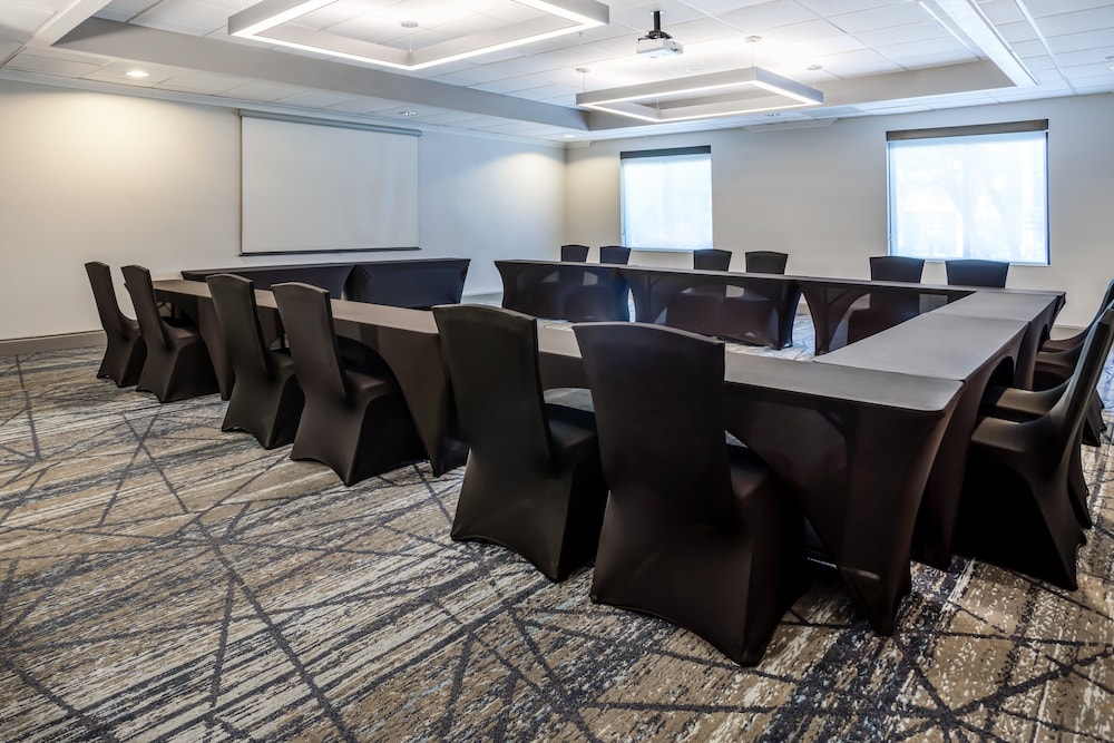 Holiday Inn Express Hotel & Suites New Tampa I-75 by IHG — Hotel building in Tampa, Florida