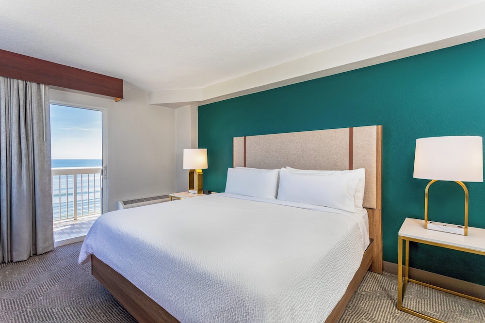 Holiday Inn & Suites Daytona Beach on the Ocean by IHG — Hotel rooms in Daytona Beach, Florida