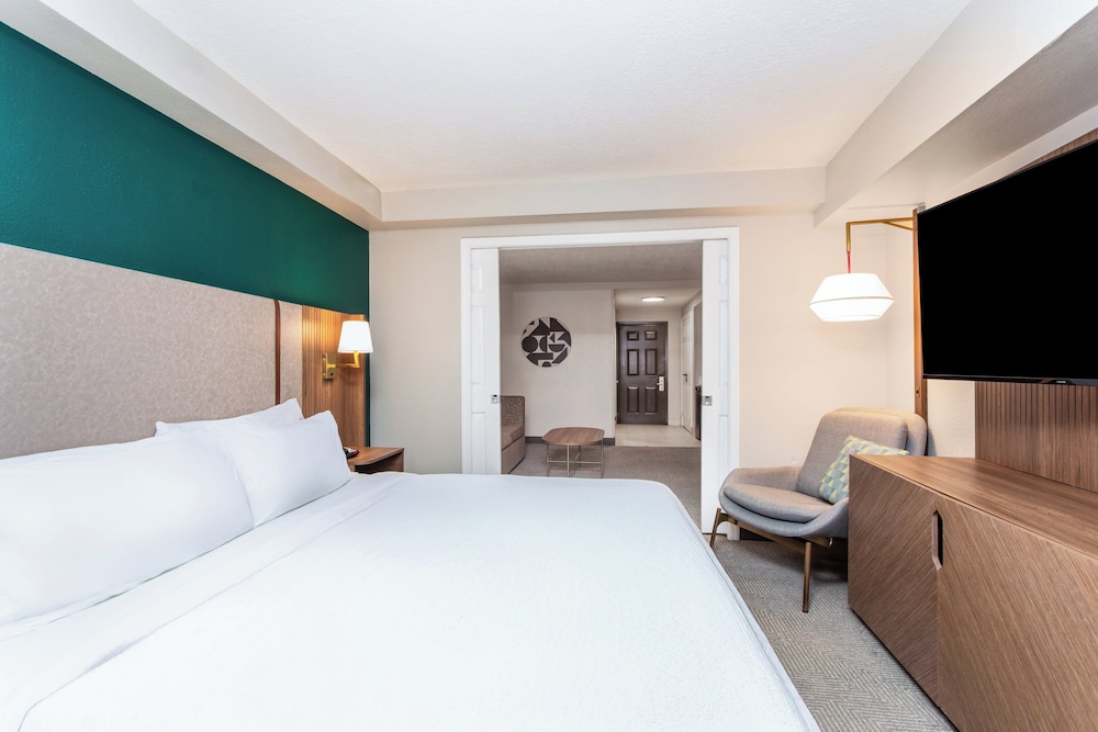 Holiday Inn & Suites Daytona Beach on the Ocean by IHG — Hotel rooms in Daytona Beach, Florida