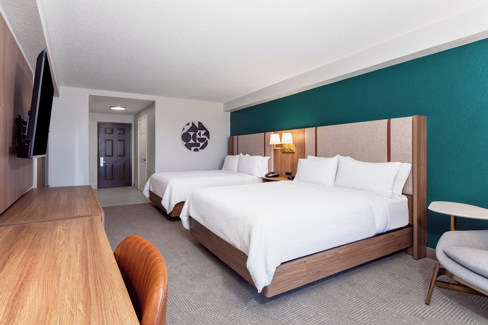 Holiday Inn & Suites Daytona Beach on the Ocean by IHG — Hotel rooms in Daytona Beach, Florida