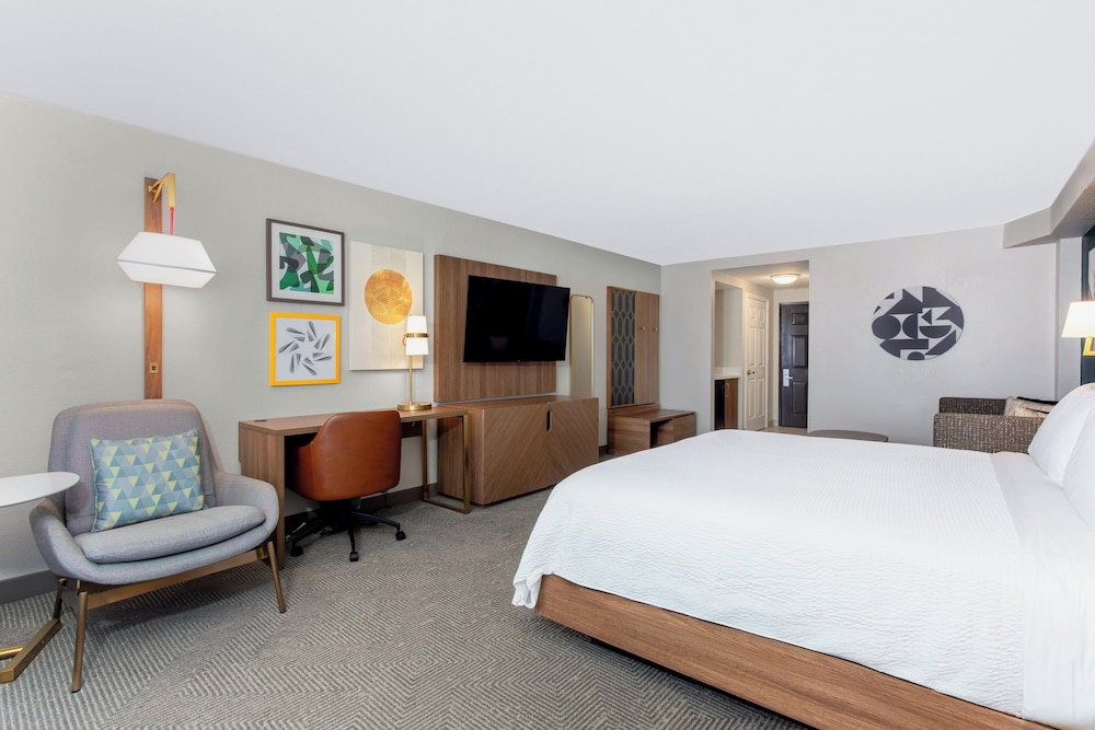 Holiday Inn & Suites Daytona Beach on the Ocean by IHG — Hotel rooms in Daytona Beach, Florida