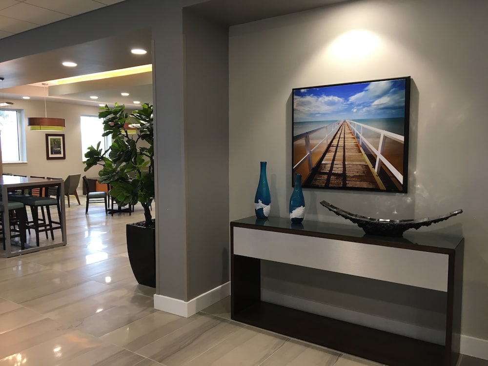 Holiday Inn & Suites Daytona Beach on the Ocean by IHG — Hotel building in Daytona Beach, Florida