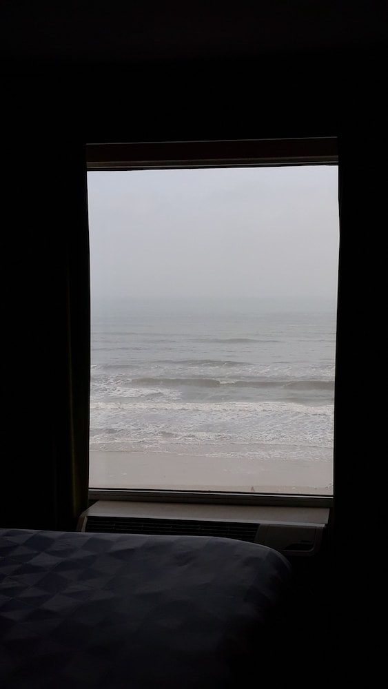 Holiday Inn & Suites Daytona Beach on the Ocean by IHG — Hotel rooms in Daytona Beach, Florida