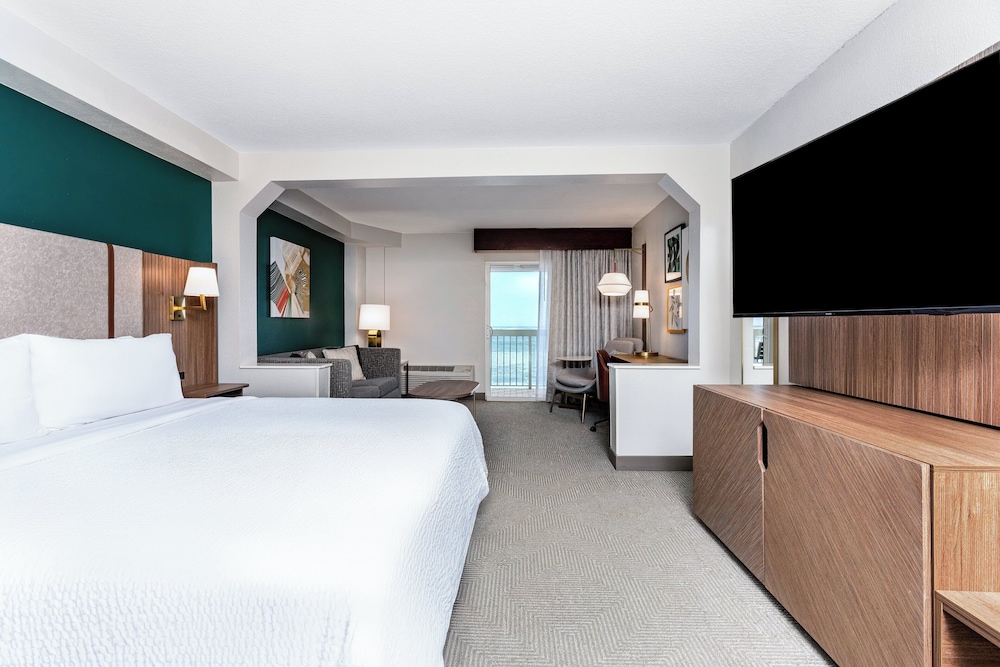 Holiday Inn & Suites Daytona Beach on the Ocean by IHG — Hotel rooms in Daytona Beach, Florida