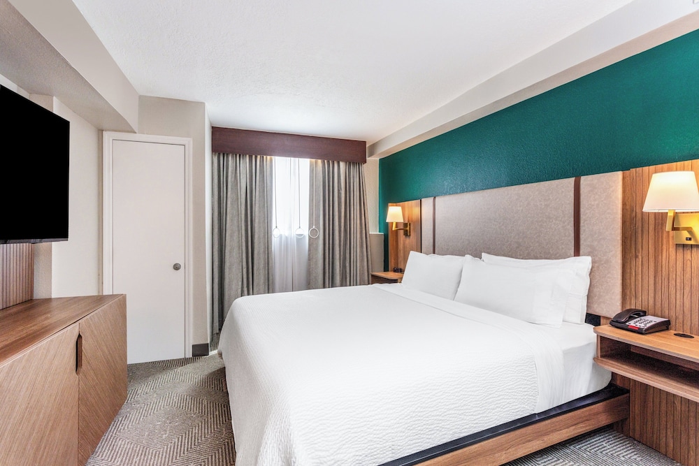 Holiday Inn & Suites Daytona Beach on the Ocean by IHG — Hotel rooms in Daytona Beach, Florida