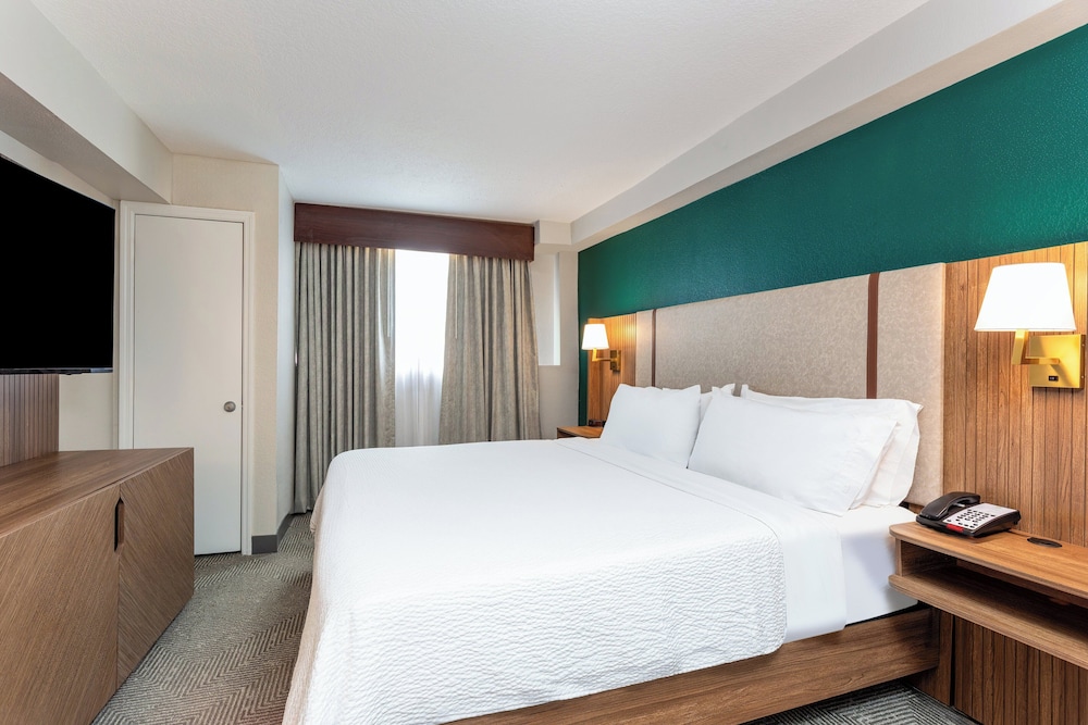 Holiday Inn & Suites Daytona Beach on the Ocean by IHG — Hotel rooms in Daytona Beach, Florida