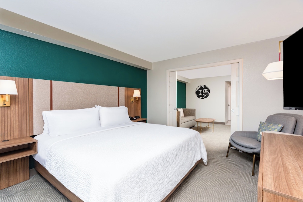 Holiday Inn & Suites Daytona Beach on the Ocean by IHG — Hotel rooms in Daytona Beach, Florida