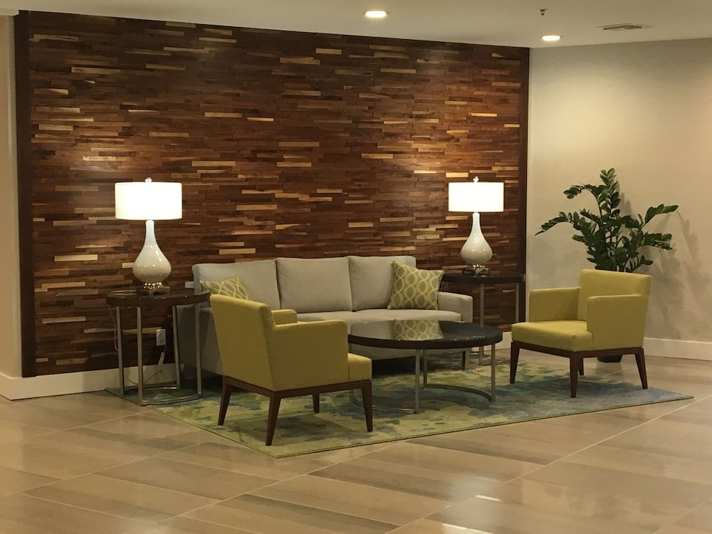 Holiday Inn & Suites Daytona Beach on the Ocean by IHG — Hotel building in Daytona Beach, Florida