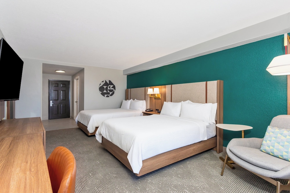 Holiday Inn & Suites Daytona Beach on the Ocean by IHG — Hotel rooms in Daytona Beach, Florida