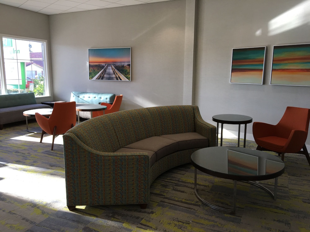 Holiday Inn & Suites Daytona Beach on the Ocean by IHG — Hotel building in Daytona Beach, Florida