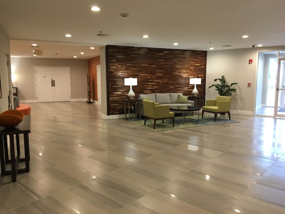 Holiday Inn & Suites Daytona Beach on the Ocean by IHG — Hotel building in Daytona Beach, Florida