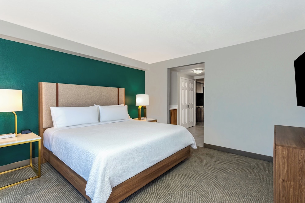 Holiday Inn & Suites Daytona Beach on the Ocean by IHG — Hotel rooms in Daytona Beach, Florida