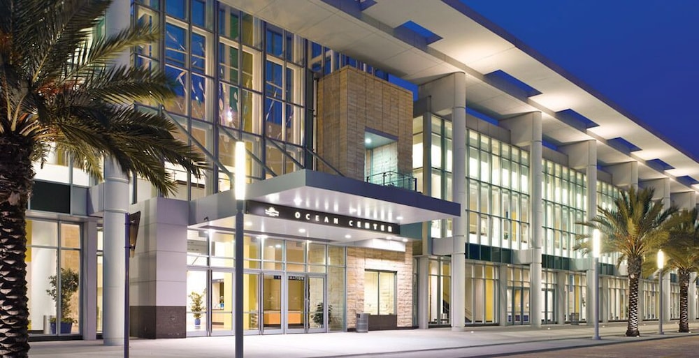 Holiday Inn & Suites Daytona Beach on the Ocean by IHG — Hotel building in Daytona Beach, Florida