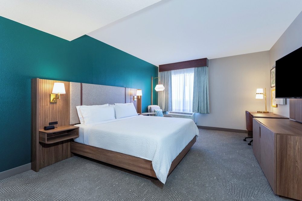 Holiday Inn & Suites Daytona Beach on the Ocean by IHG — Hotel rooms in Daytona Beach, Florida