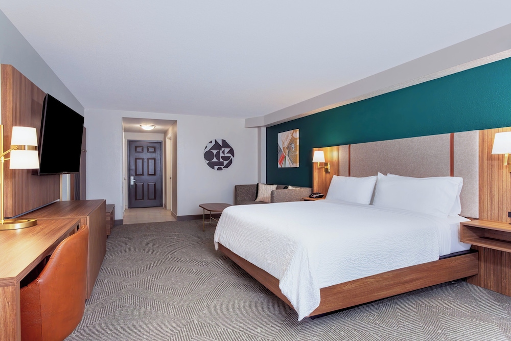 Holiday Inn & Suites Daytona Beach on the Ocean by IHG — Hotel rooms in Daytona Beach, Florida