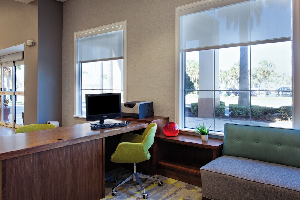 Holiday Inn & Suites Daytona Beach on the Ocean by IHG — Hotel building in Daytona Beach, Florida