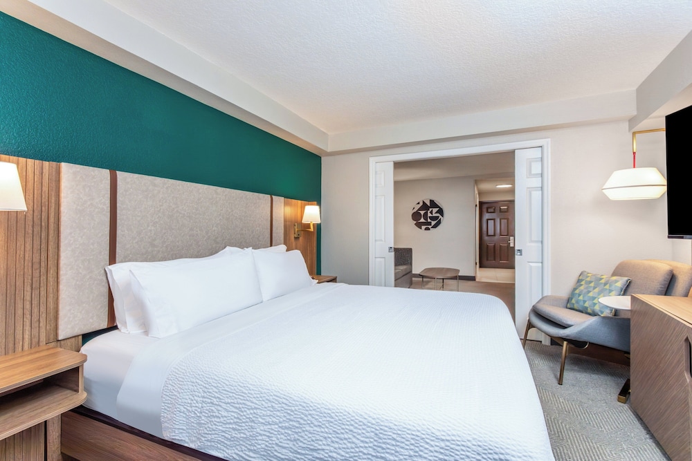 Holiday Inn & Suites Daytona Beach on the Ocean by IHG — Hotel rooms in Daytona Beach, Florida