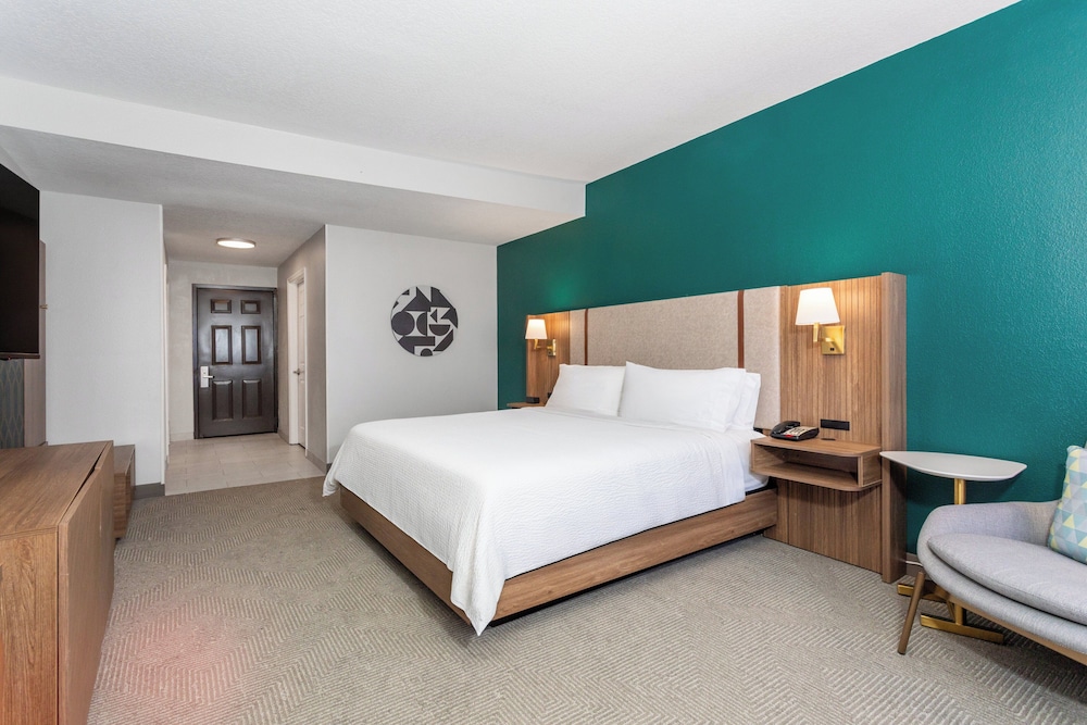 Holiday Inn & Suites Daytona Beach on the Ocean by IHG — Hotel rooms in Daytona Beach, Florida