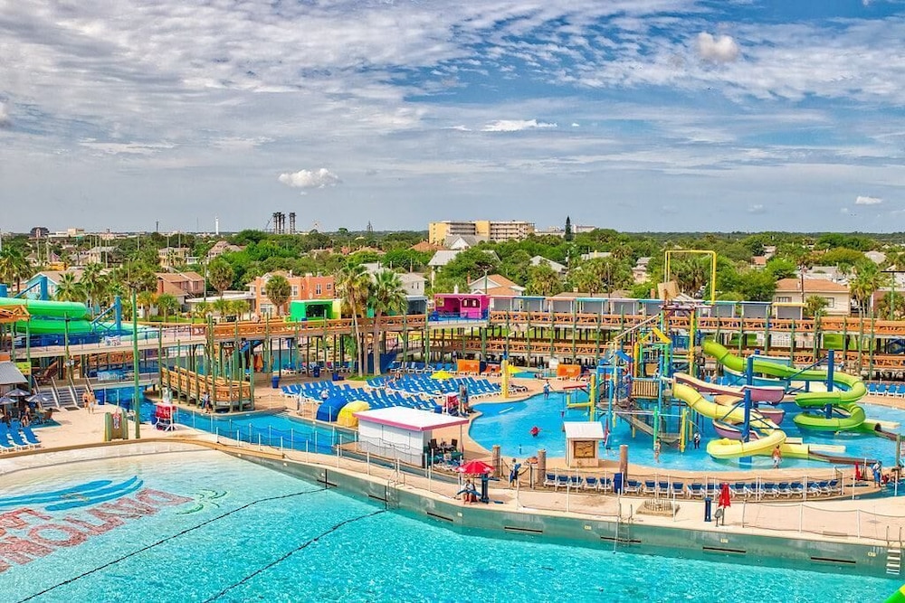 Holiday Inn & Suites Daytona Beach on the Ocean by IHG — Swimming pool in Daytona Beach, Florida