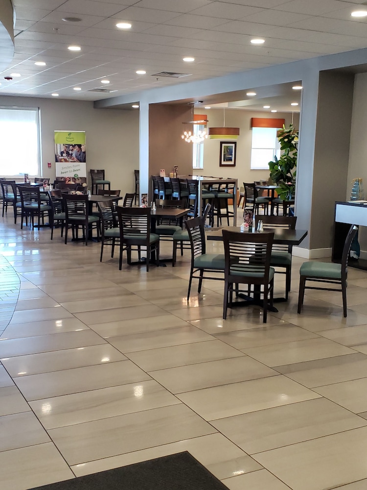 Holiday Inn & Suites Daytona Beach on the Ocean by IHG — Restaurant & bars in Daytona Beach, Florida